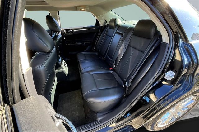 2010 Chrysler 300 4dr Sedan Touring Signature RWD - 22939129 - 15