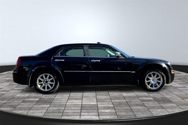 2010 Chrysler 300 4dr Sedan Touring Signature RWD - 22939129 - 7
