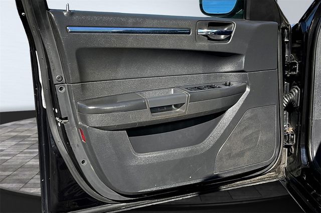 2010 Chrysler 300 4dr Sedan Touring Signature RWD - 22939129 - 8