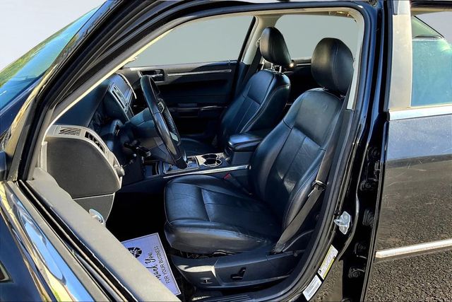 2010 Chrysler 300 4dr Sedan Touring Signature RWD - 22914655 - 9