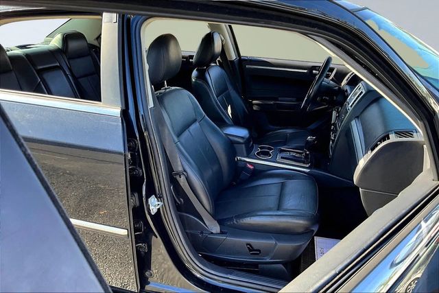 2010 Chrysler 300 4dr Sedan Touring Signature RWD - 22914655 - 11