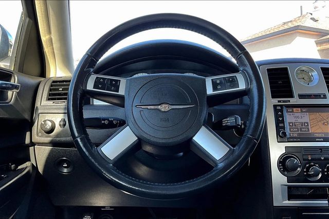 2010 Chrysler 300 4dr Sedan Touring Signature RWD - 22914655 - 18
