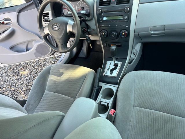 2010 Toyota Corolla 4dr Sedan Automatic LE - 22919530 - 26