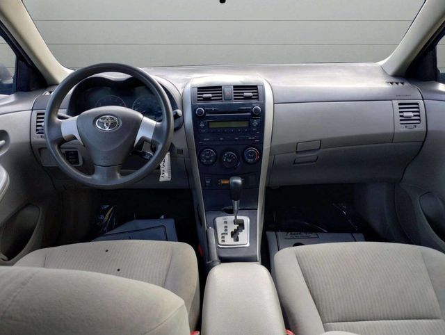 2010 Toyota Corolla 4dr Sedan Automatic LE - 22930541 - 26