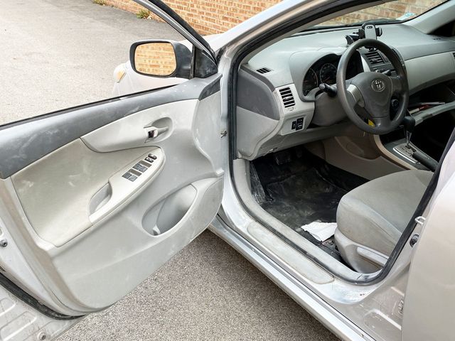 2010 Toyota Corolla 4dr Sedan Automatic LE - 22934926 - 5