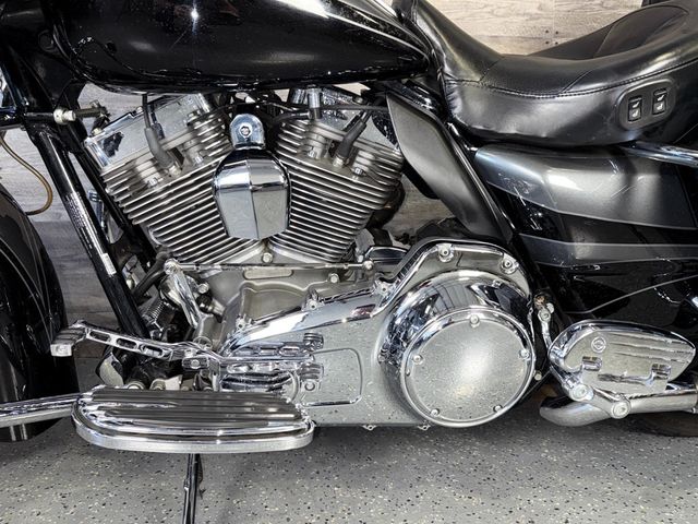 2011 Harley-Davidson FLTRUSE CVO Road Glide Custom SUPER CLEAN! - 22940152 - 12