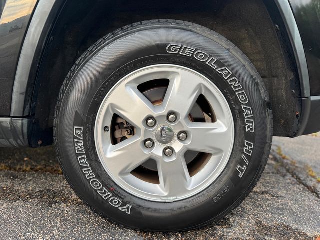 2011 Jeep Grand Cherokee 4WD 4dr Laredo - 22880639 - 37