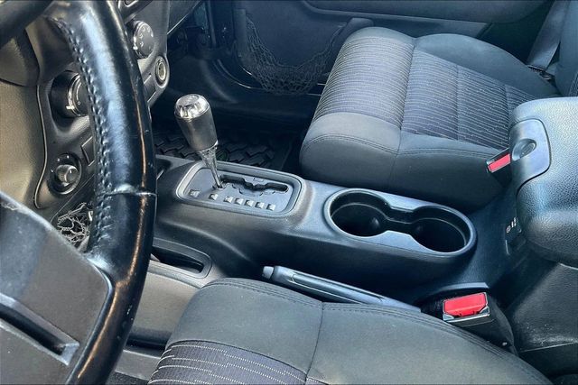 2011 Jeep Wrangler Unlimited 4WD 4dr Sahara - 22893266 - 24