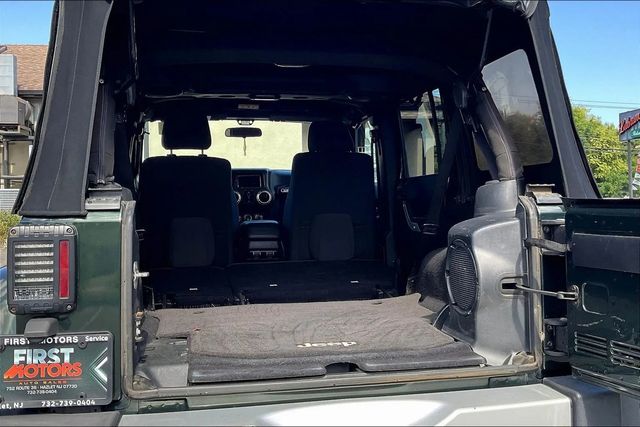 2011 Jeep Wrangler Unlimited 4WD 4dr Sahara - 22893266 - 29