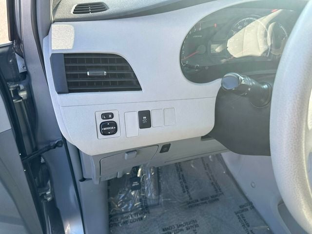 2011 Toyota Sienna LE - 22315406 - 29