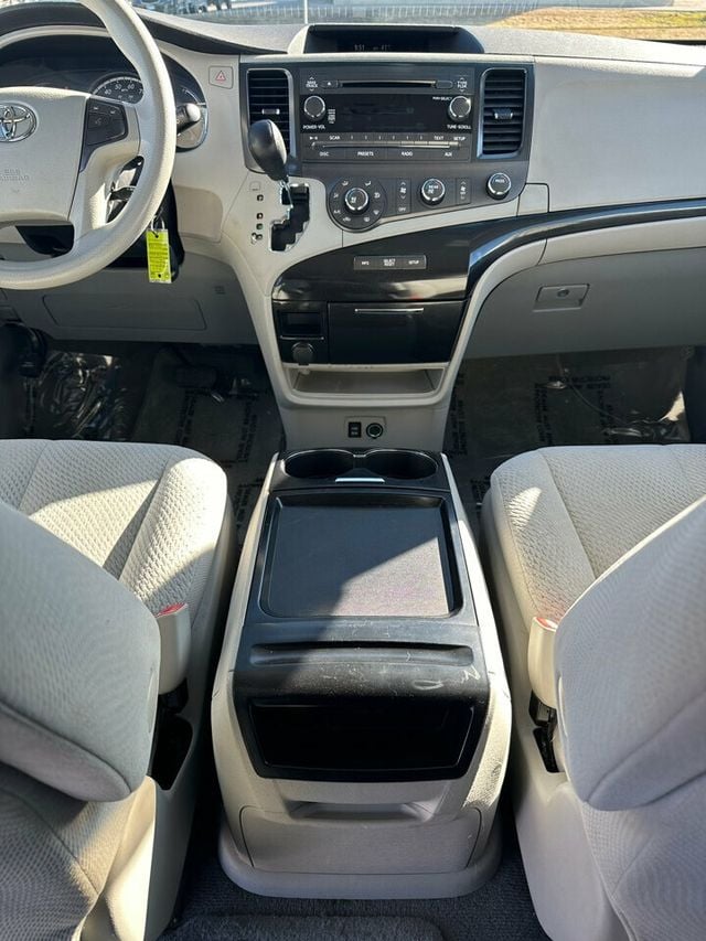 2011 Toyota Sienna LE - 22315406 - 37