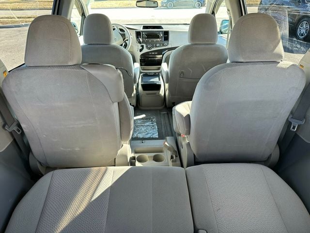 2011 Toyota Sienna LE - 22315406 - 40