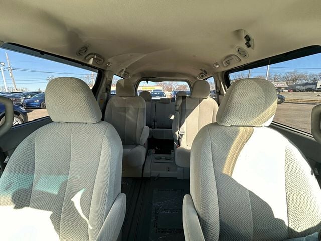 2011 Toyota Sienna LE - 22315406 - 3