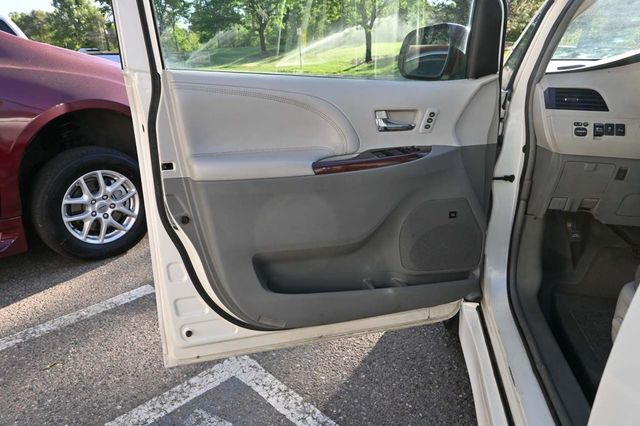2011 Toyota Sienna Limited Mobility Handicap Van - 22889833 - 33