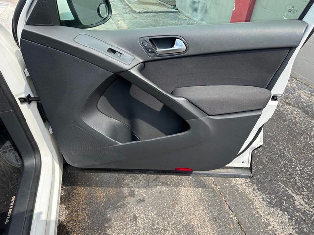 2011 Volkswagen Tiguan 4WD 4dr SEL 4Motion - 22910488 - 24