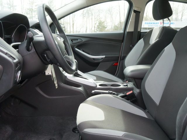 2012 Ford Focus 4dr Sdn SE - 11911595 - 4
