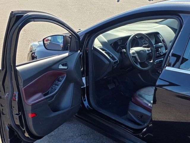 2012 Ford Focus 4dr Sedan Titanium - 22937410 - 39