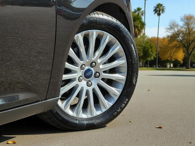 2012 Ford Focus 4dr Sedan Titanium - 22937410 - 6