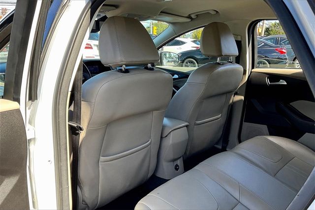 2012 Ford Focus 5dr Hatchback SEL - 22940363 - 17