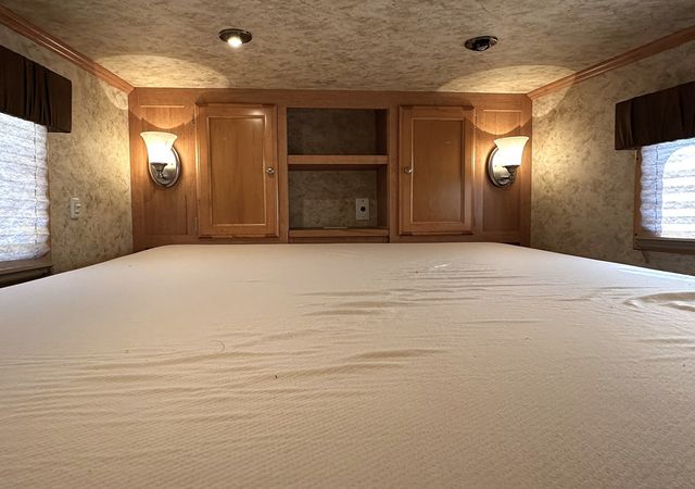 2012 Platinum 2+1 with Custom Living Quarters  - 22813555 - 19