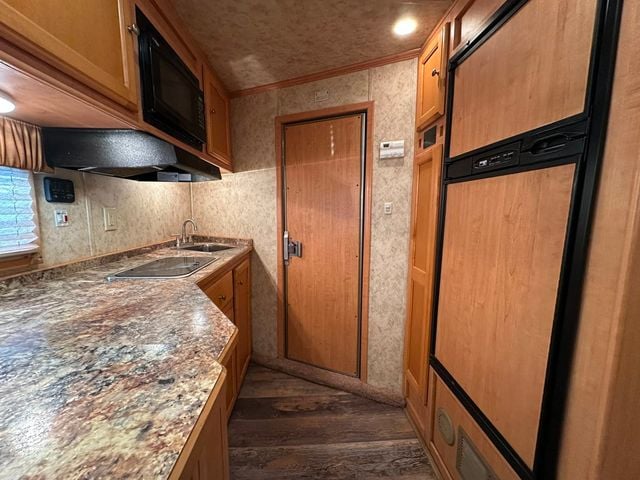 2012 Platinum 2+1 with Custom Living Quarters  - 22813555 - 21