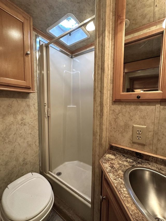 2012 Platinum 2+1 with Custom Living Quarters  - 22813555 - 23