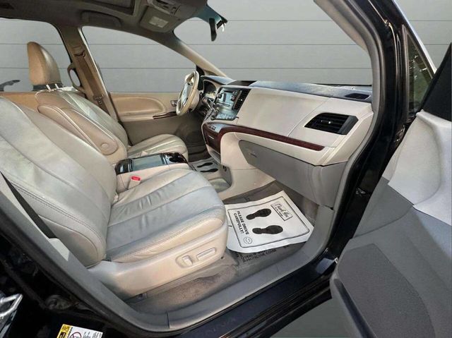 2012 Toyota Sienna Limited 7 Passenger 4dr Mini Van - 22937885 - 17