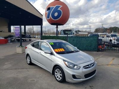 Hyundai Accent's photo