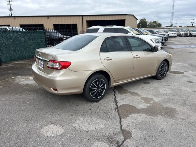 2013 Toyota Corolla LE - 22937823 - 3