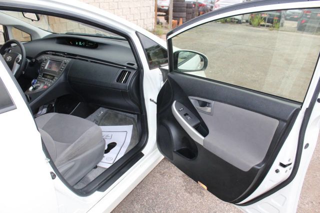 2013 Toyota Prius 5dr Hatchback Two - 22919568 - 16