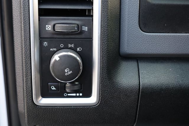 2014 Ram 1500 2WD Crew Cab 140.5" Lone Star - 22903057 - 35