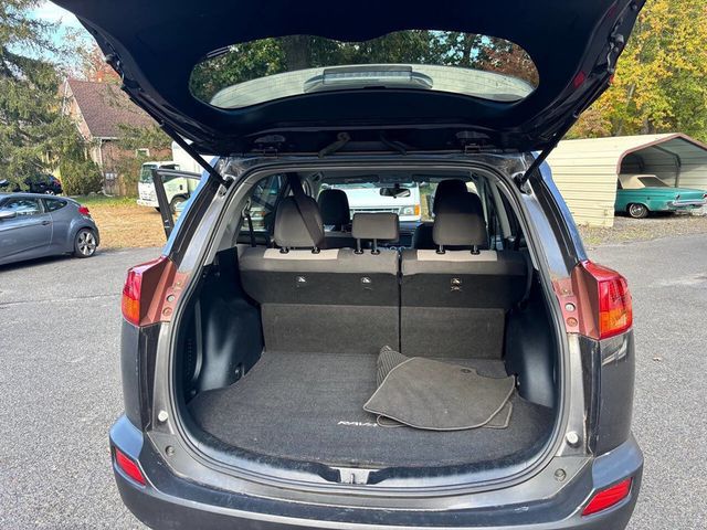 2014 Toyota RAV4 AWD 4dr LE - 22935105 - 18