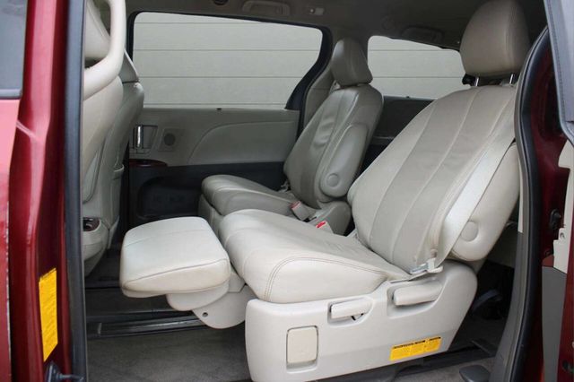 2014 Toyota Sienna 5dr 7-Passenger Van V6 XLE AWD - 22928590 - 16