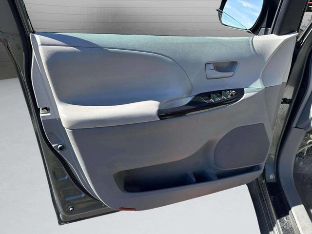 2014 Toyota Sienna LE 8 Passenger 4dr Mini Van - 22936980 - 14