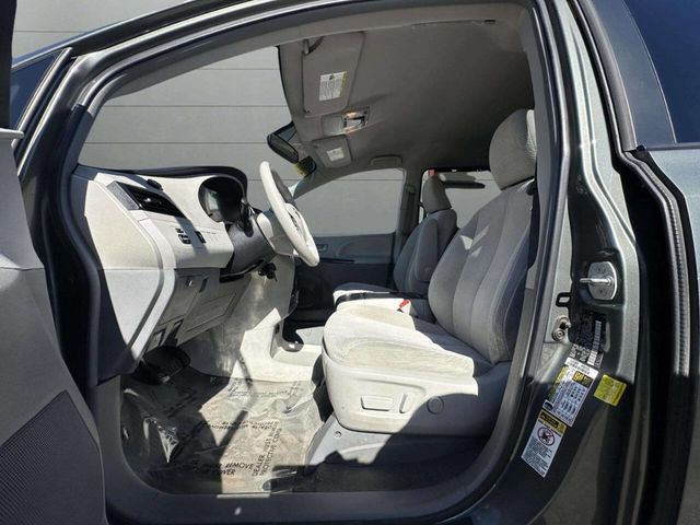 2014 Toyota Sienna LE 8 Passenger 4dr Mini Van - 22936980 - 16