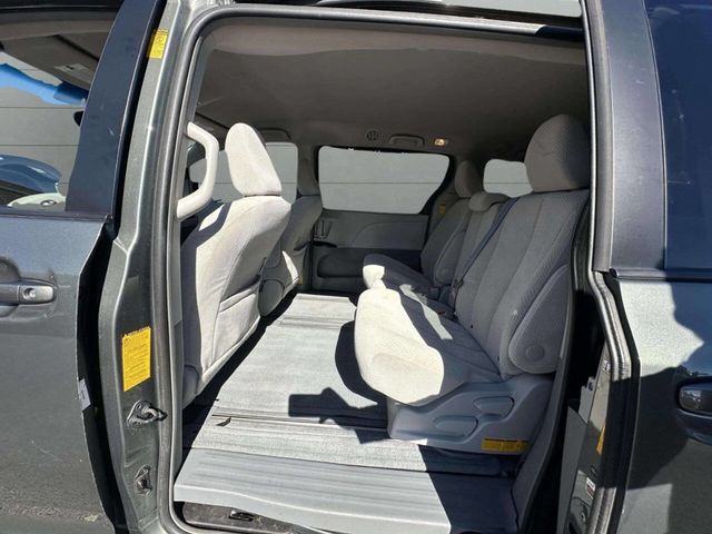 2014 Toyota Sienna LE 8 Passenger 4dr Mini Van - 22936980 - 18