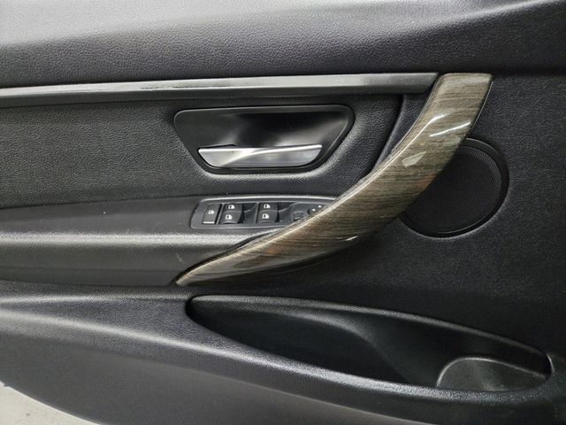2015 BMW 3 Series 320i xDrive - 22903997 - 13