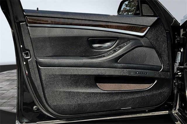 2015 BMW 5 Series 535i xDrive - 22897984 - 8