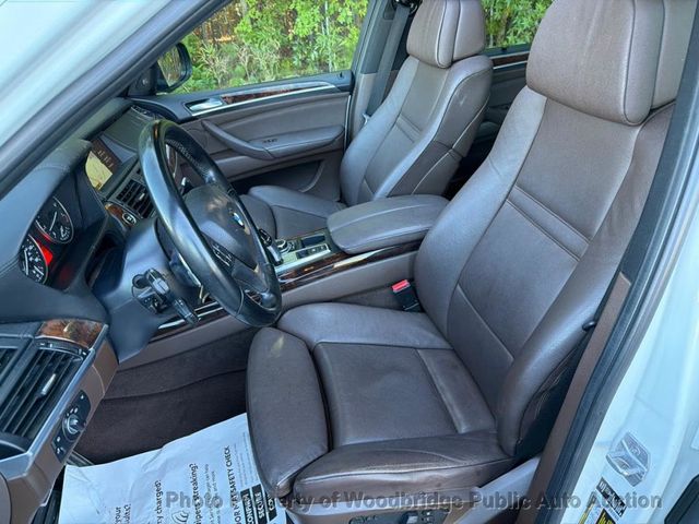 2015 BMW 5 Series 550i xDrive - 22939358 - 6