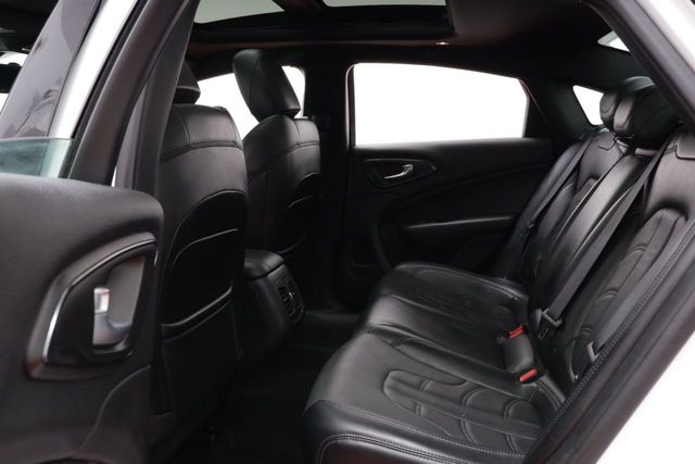 2015 Chrysler 200 4dr Sedan S AWD - 20843901 - 11