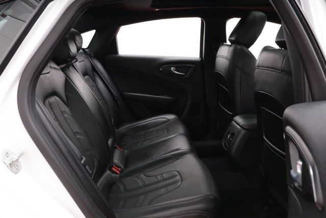 2015 Chrysler 200 4dr Sedan S AWD - 20843901 - 13