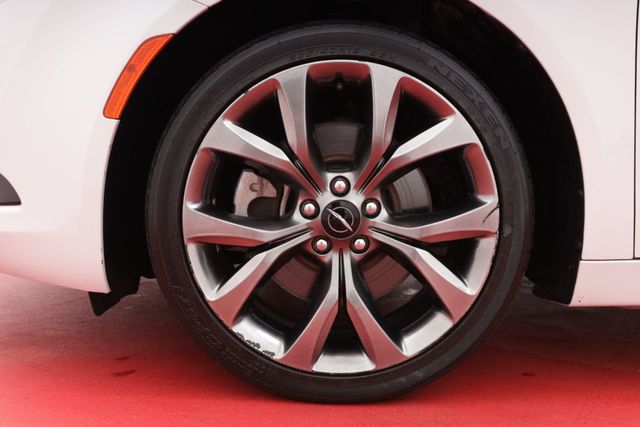 2015 Chrysler 200 4dr Sedan S AWD - 20843901 - 22