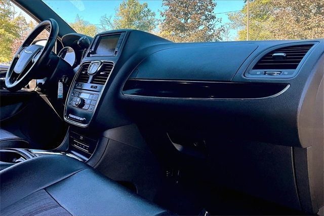 2015 Chrysler Town & Country 4dr Wagon S - 22927188 - 11
