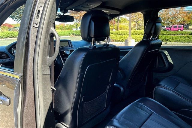 2015 Chrysler Town & Country 4dr Wagon S - 22927188 - 16