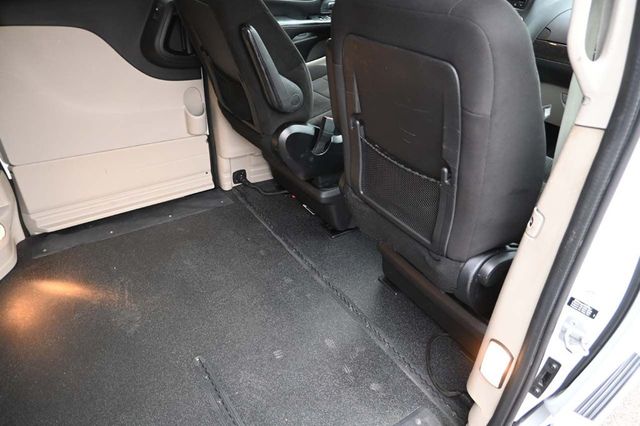 2015 Dodge Grand Caravan SXT Mobility Handicap Van - 22937860 - 19