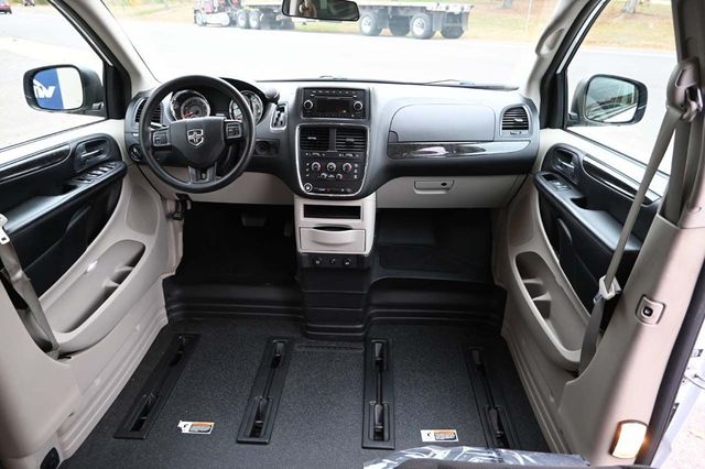 2015 Dodge Grand Caravan SXT Mobility Handicap Van - 22937860 - 21