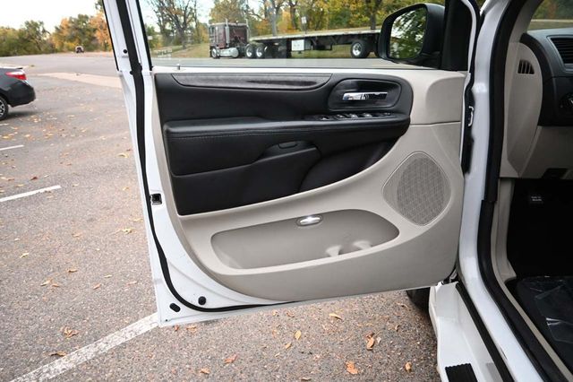 2015 Dodge Grand Caravan SXT Mobility Handicap Van - 22937860 - 29