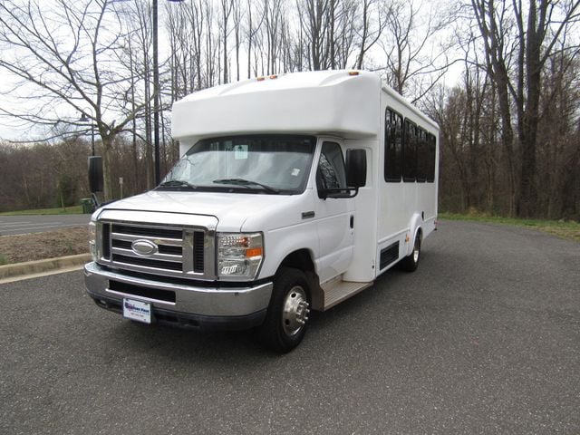 2015 Ford E-450 Goshen II 21 Passengers + Driver - 22366588 - 0