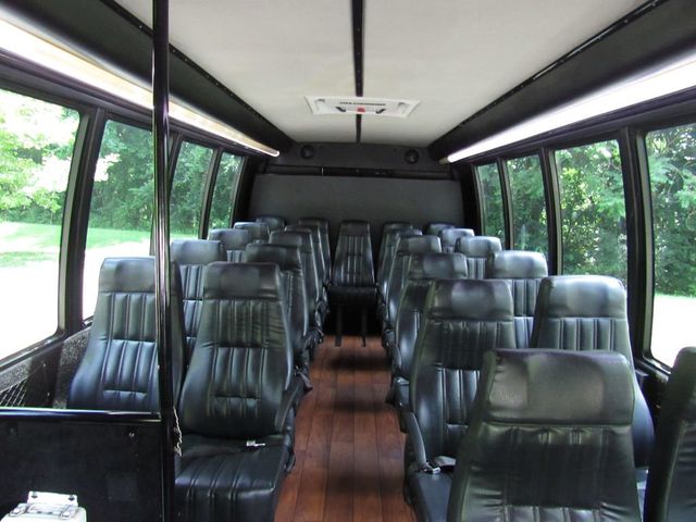2015 Ford E-450 Krystal KK28 Executive 25 Passengers + Rear Luggage - 22894220 - 13