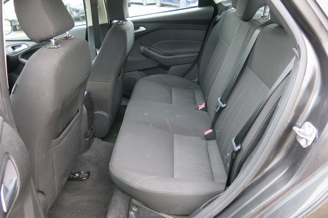 2015 Ford Focus 4dr Sedan SE - 22765977 - 14